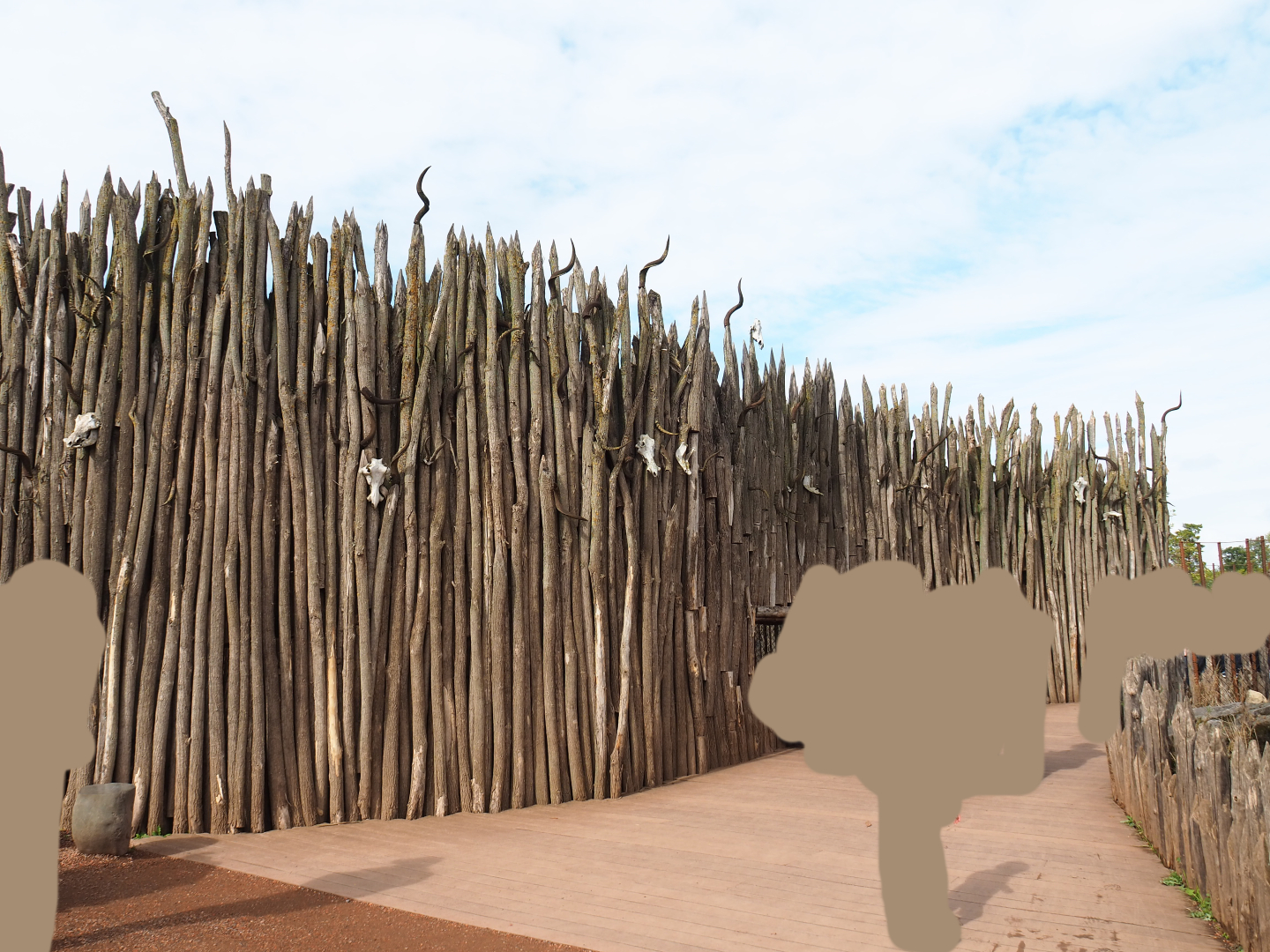 Wooden structure with (mock?) animal skulls around lion separation exhibit, 2019-10-04