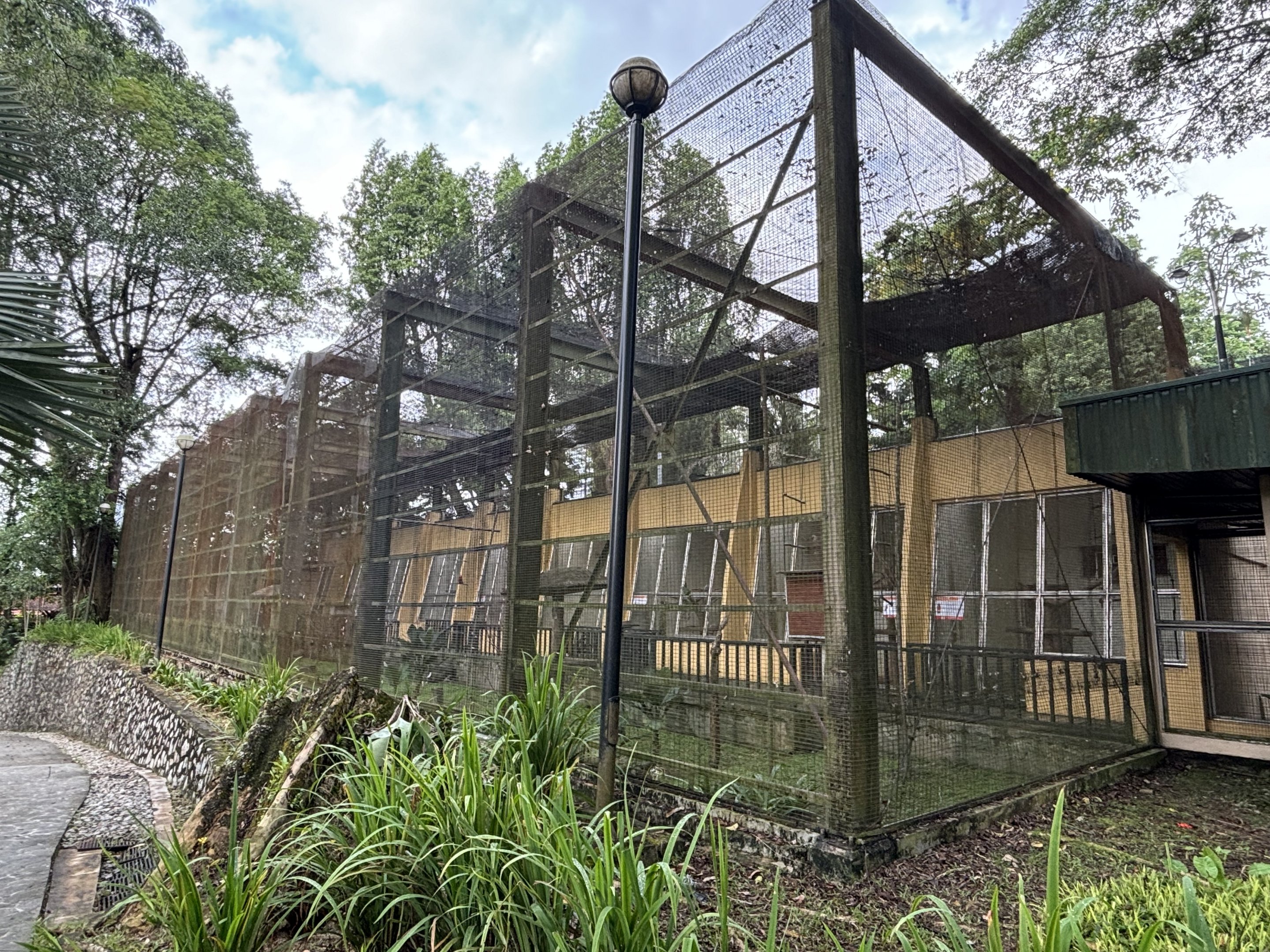 World of Parrots Aviary (walk-through)