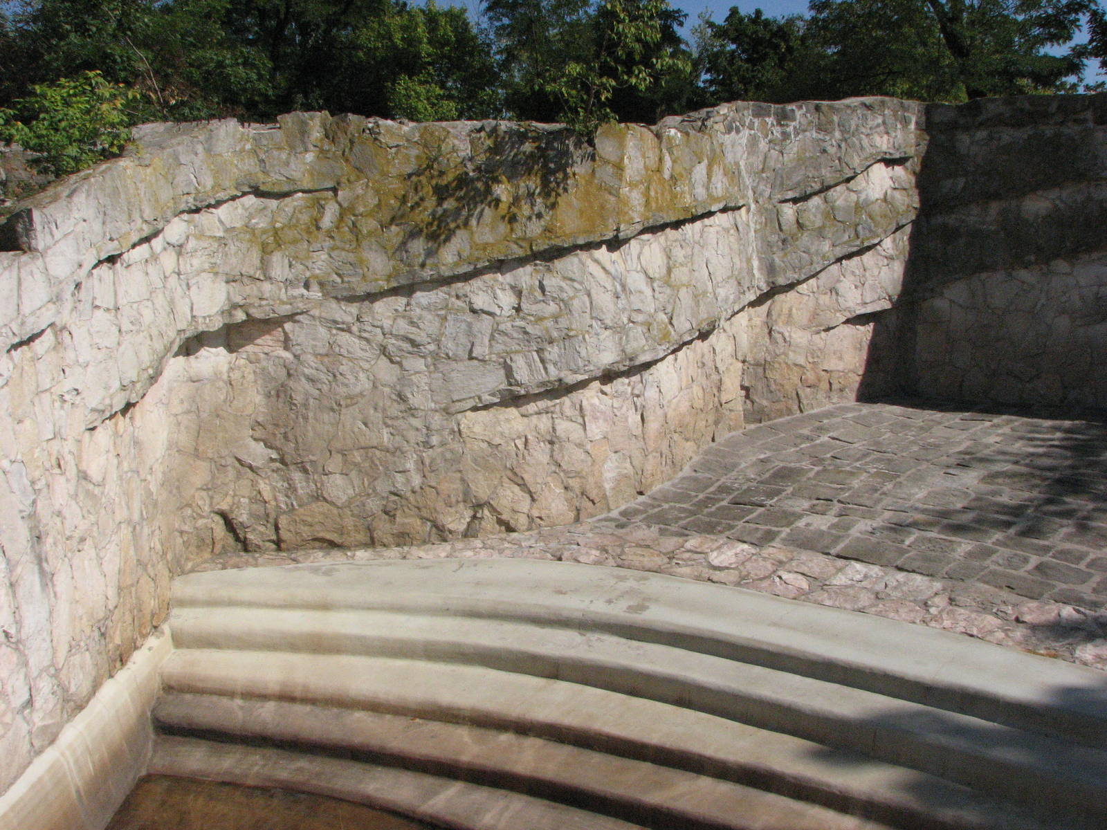 Wroclaw Zoo 2008 - A sad Polar Bear exhibit