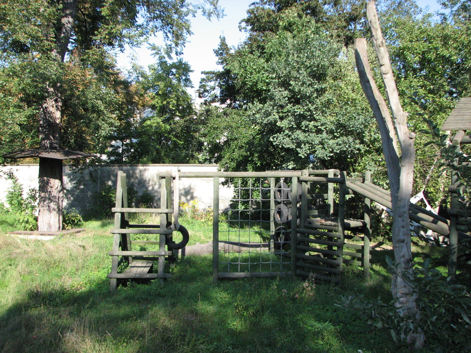 Wroclaw Zoo 2008 - Chimpanzee exhibit