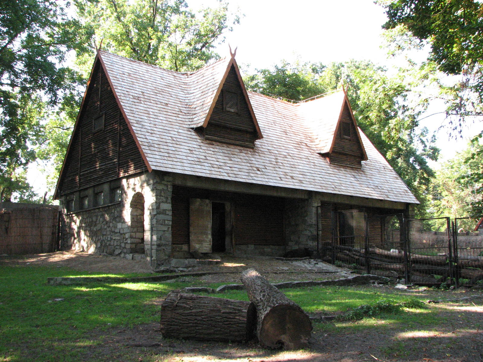 Wroclaw Zoo 2008 - Mishmi Takin house and exhibit