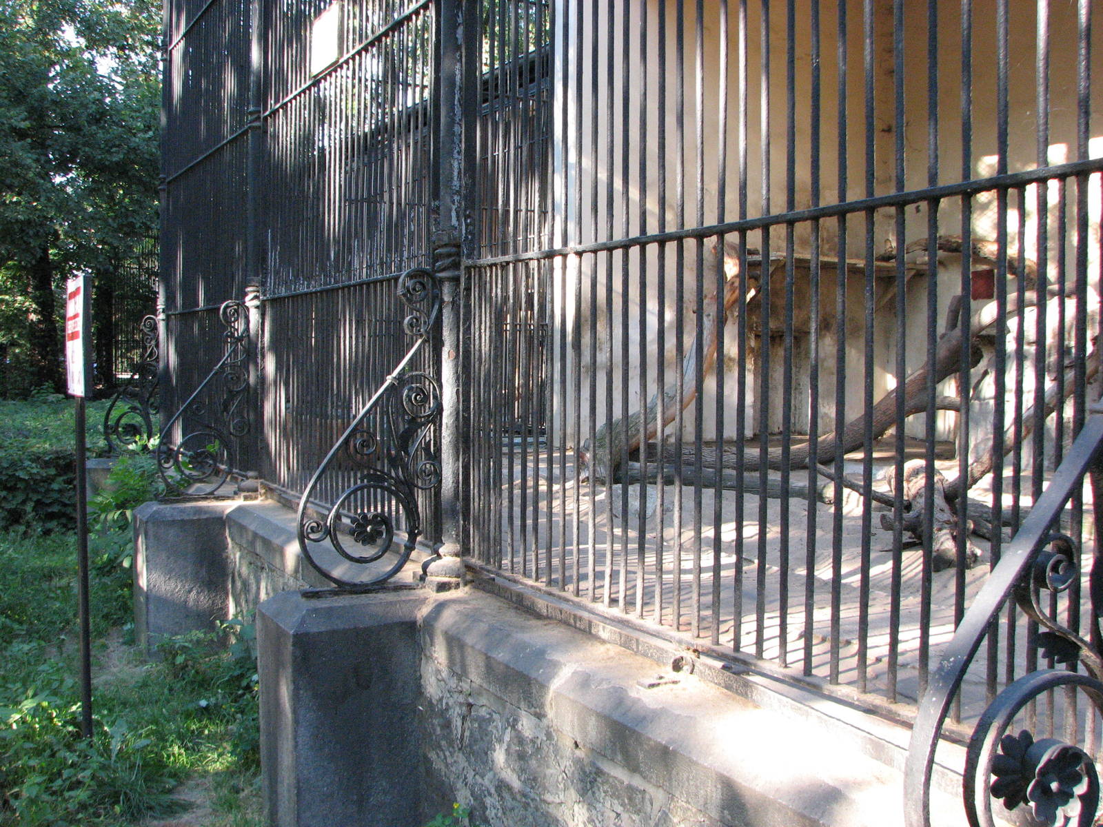 Wroclaw Zoo 2008 - Old Lion House cages