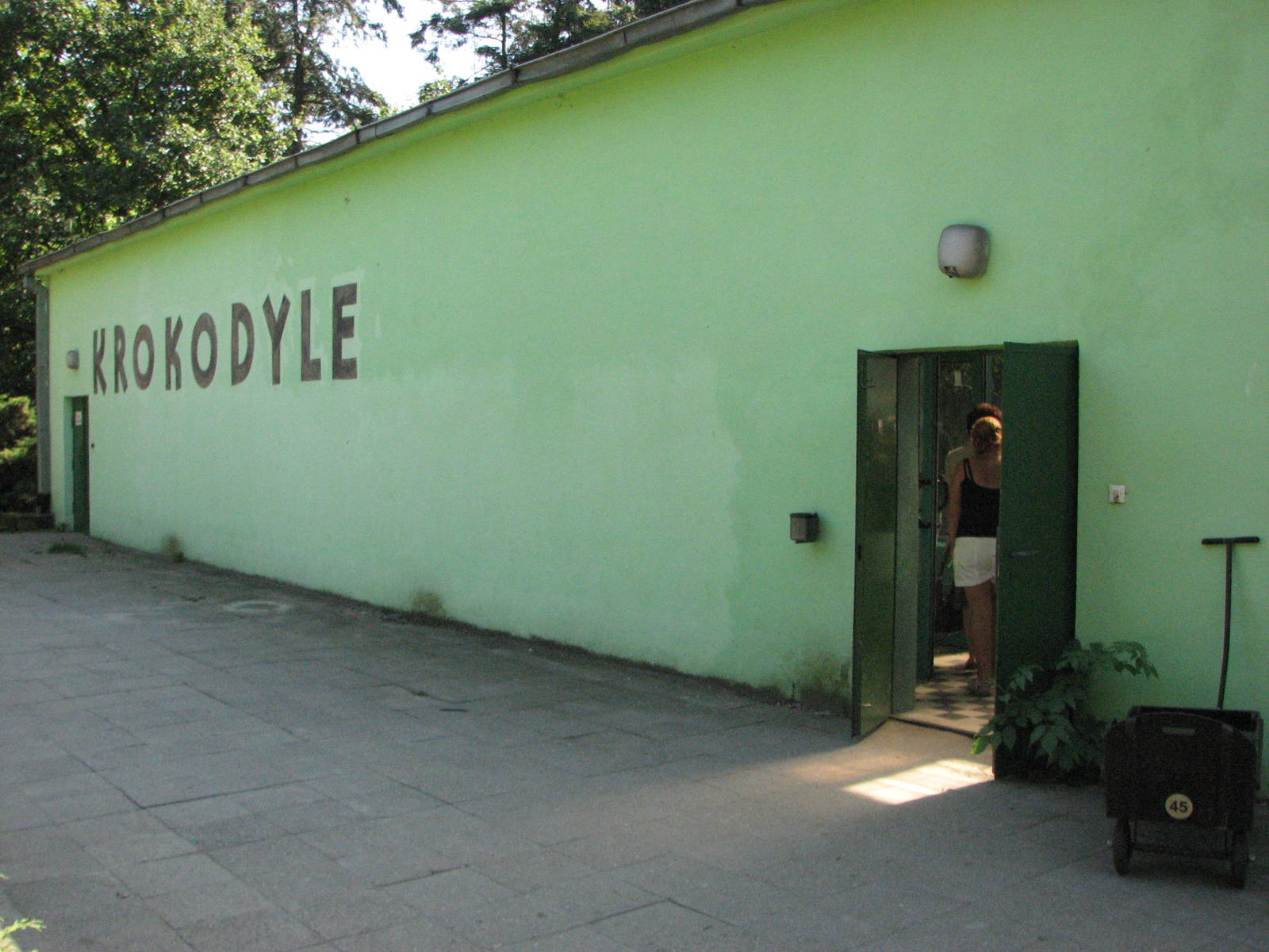 Wroclaw Zoo 2008 - Outside the Crocodile House