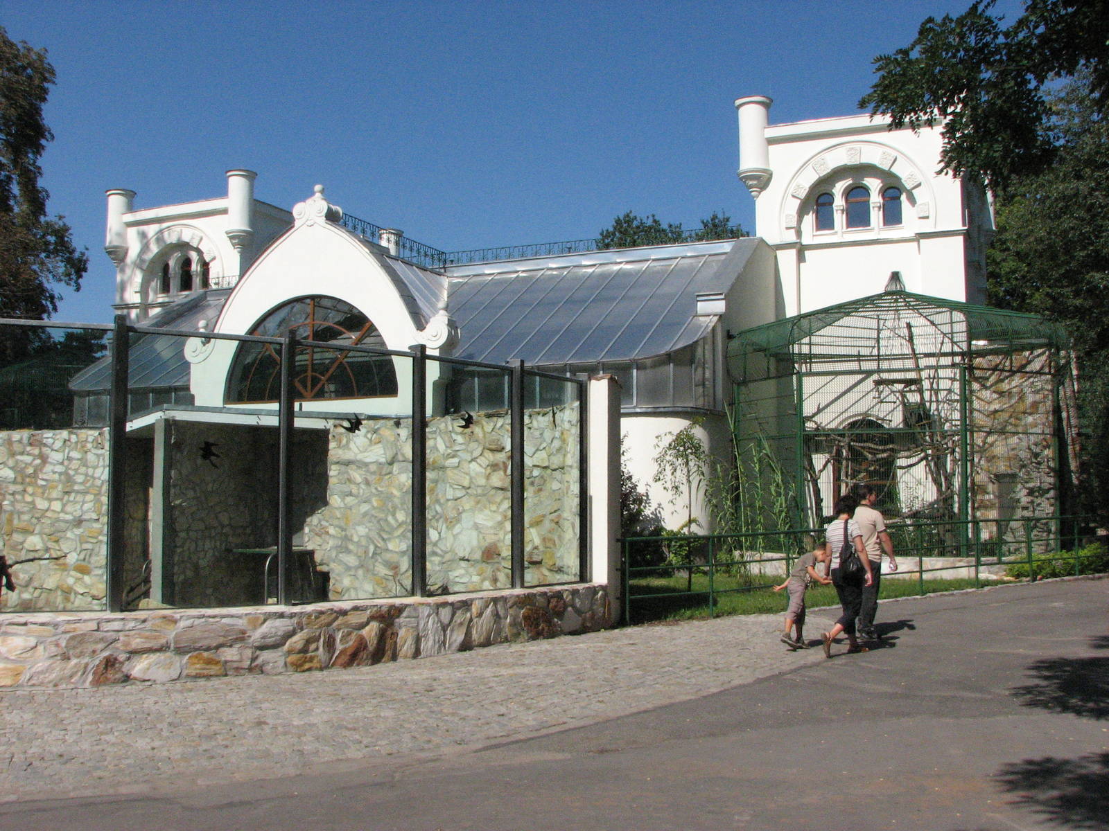 Wroclaw Zoo 2008 - Outside the Monkey House