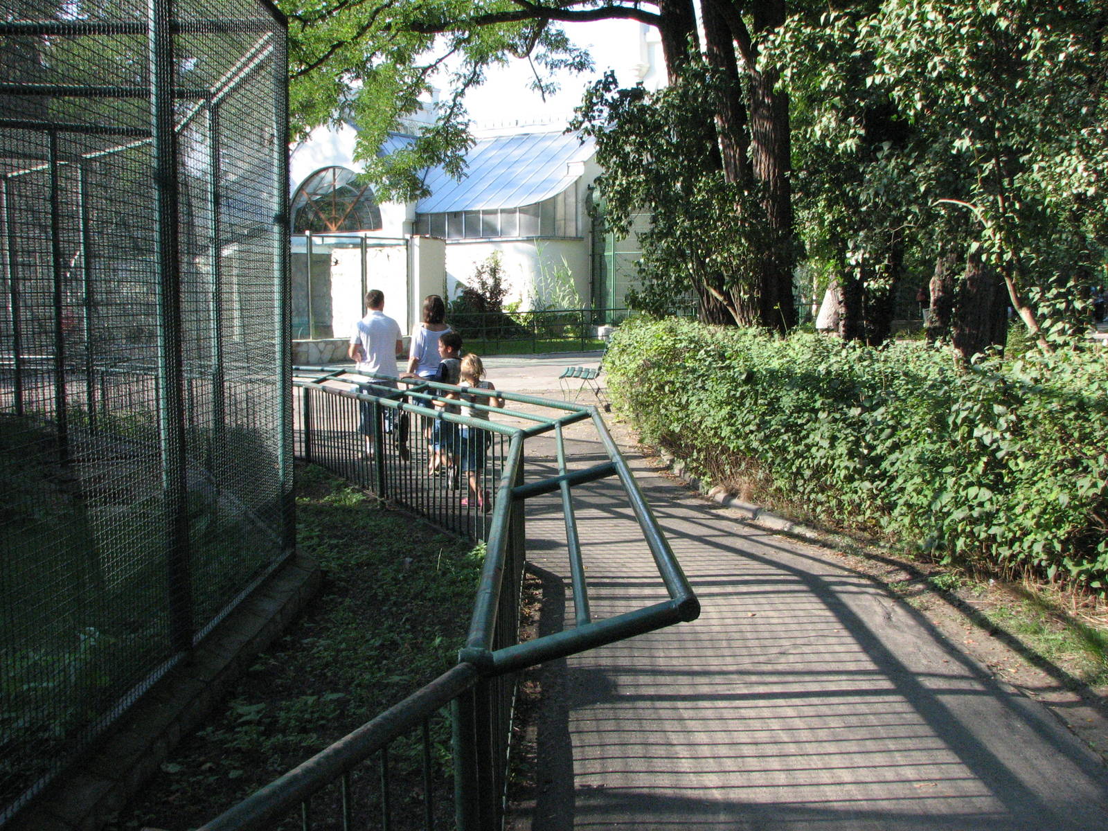 Wroclaw Zoo 2008 - Pathway in front of a monkey enclosure