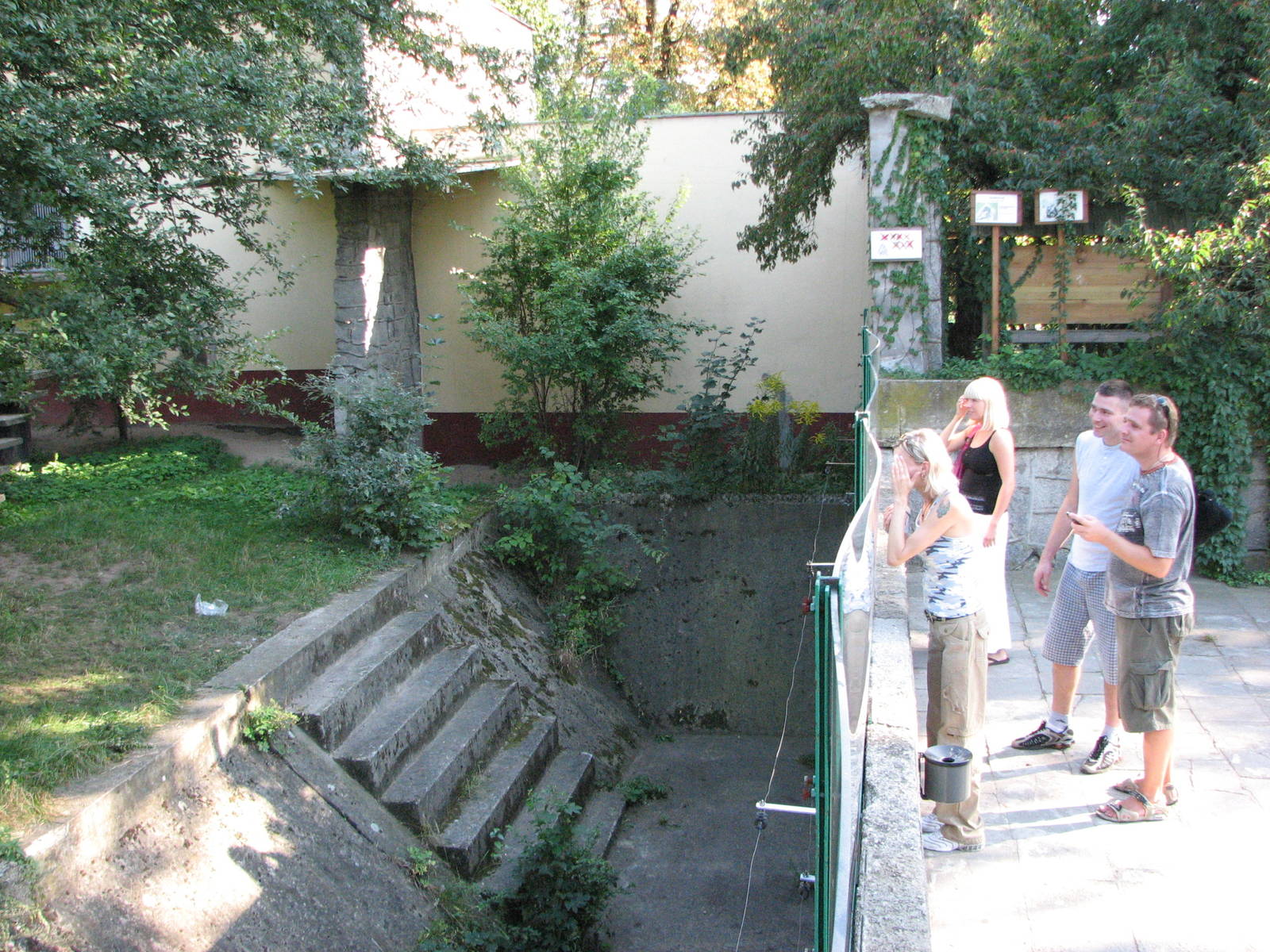 Wroclaw Zoo 2008 - Perimeter of the Chimpanzee exhibit