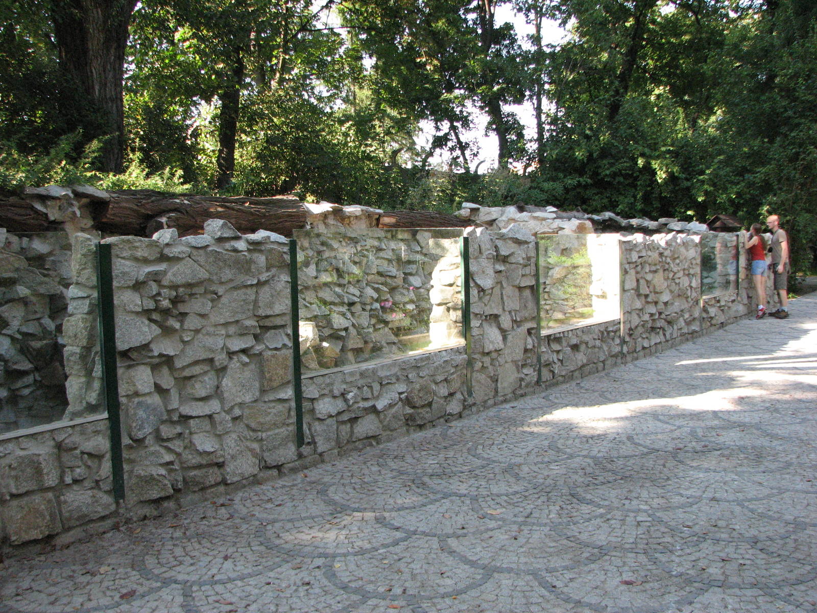 Wroclaw Zoo 2008 - Porcupine enclosure