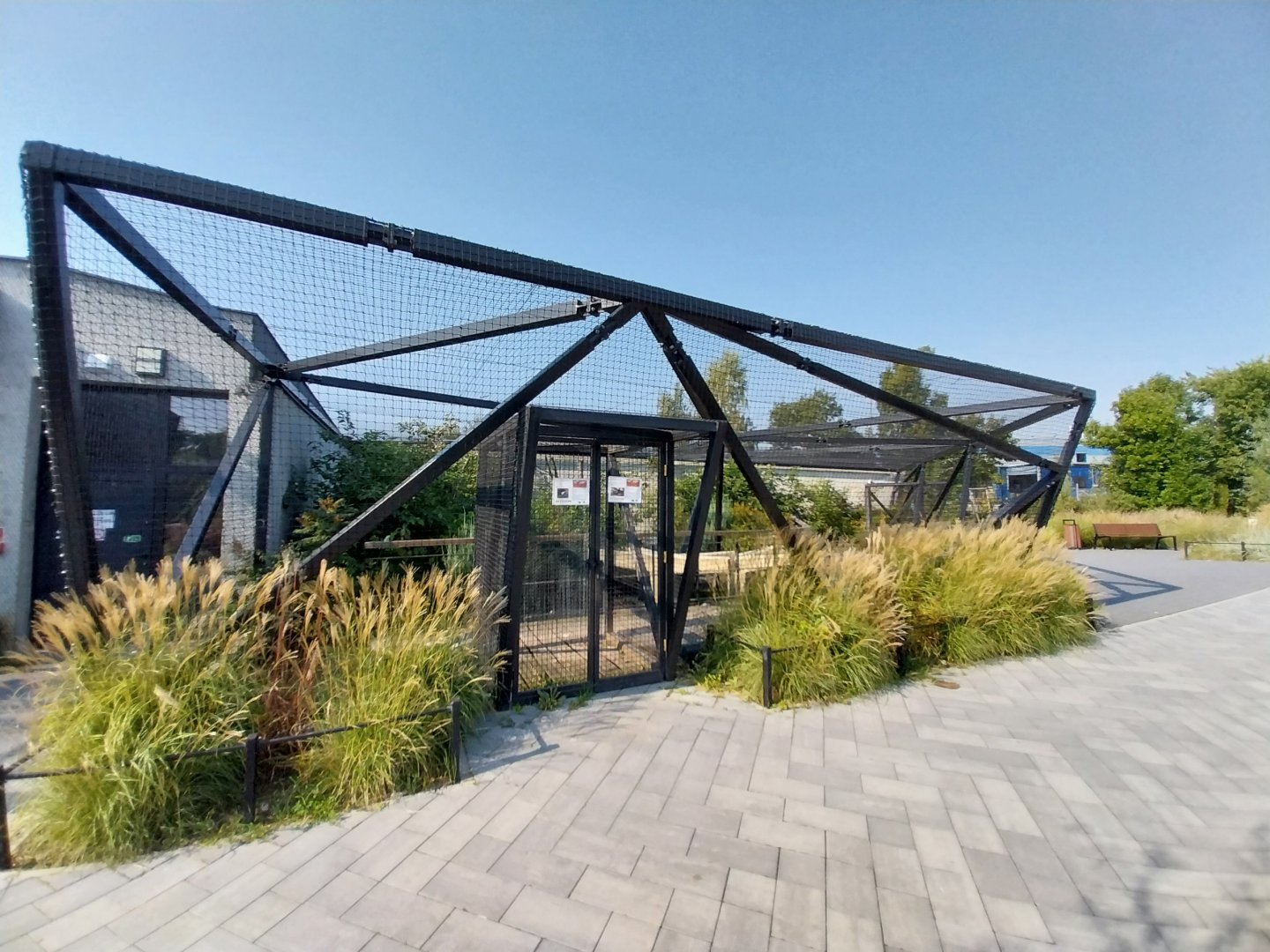 Zamocs Zoo - Birdhouse - Manchurian Crane aviary