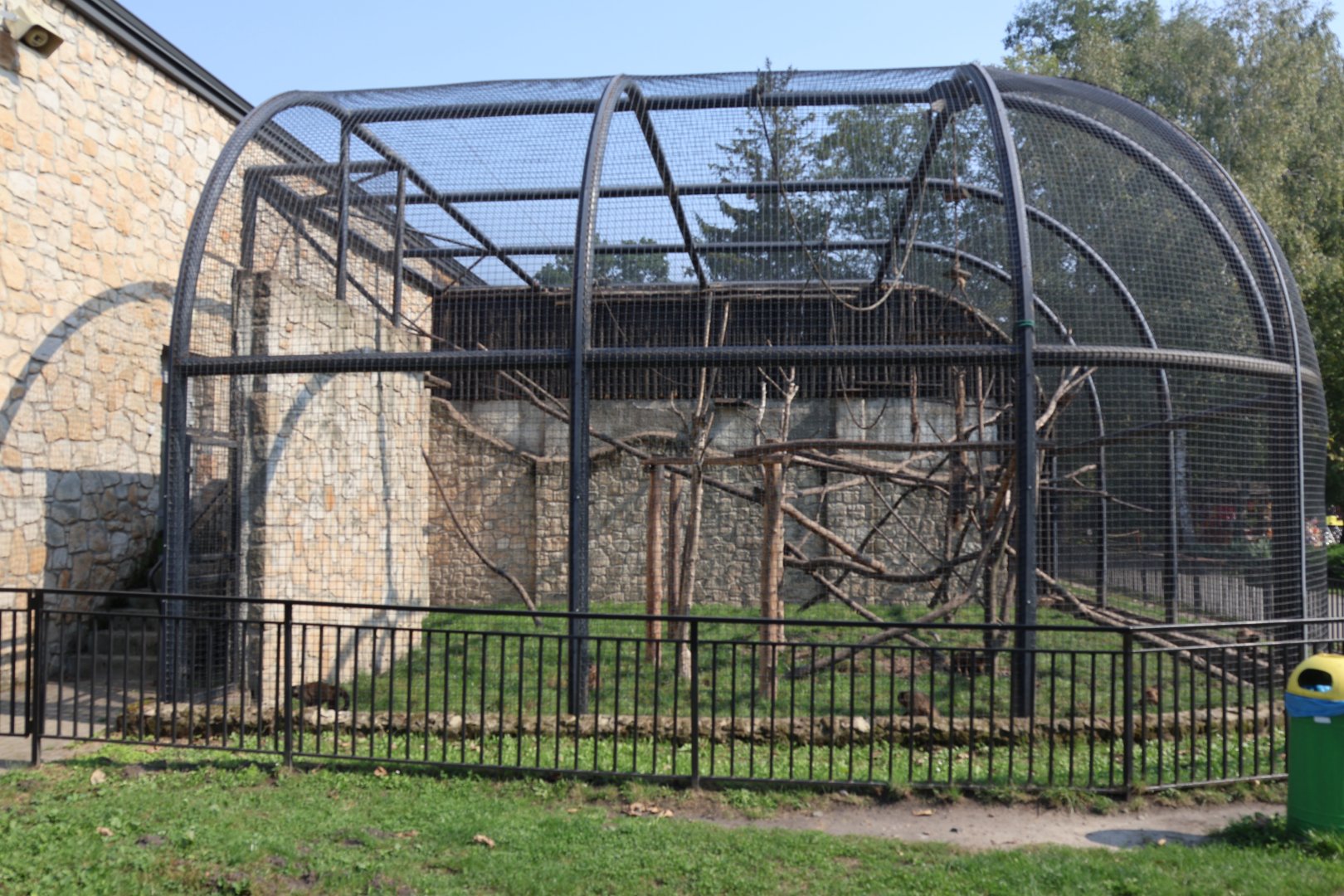 Zamocs Zoo - Monkey house - Brown Capuchin enclosure