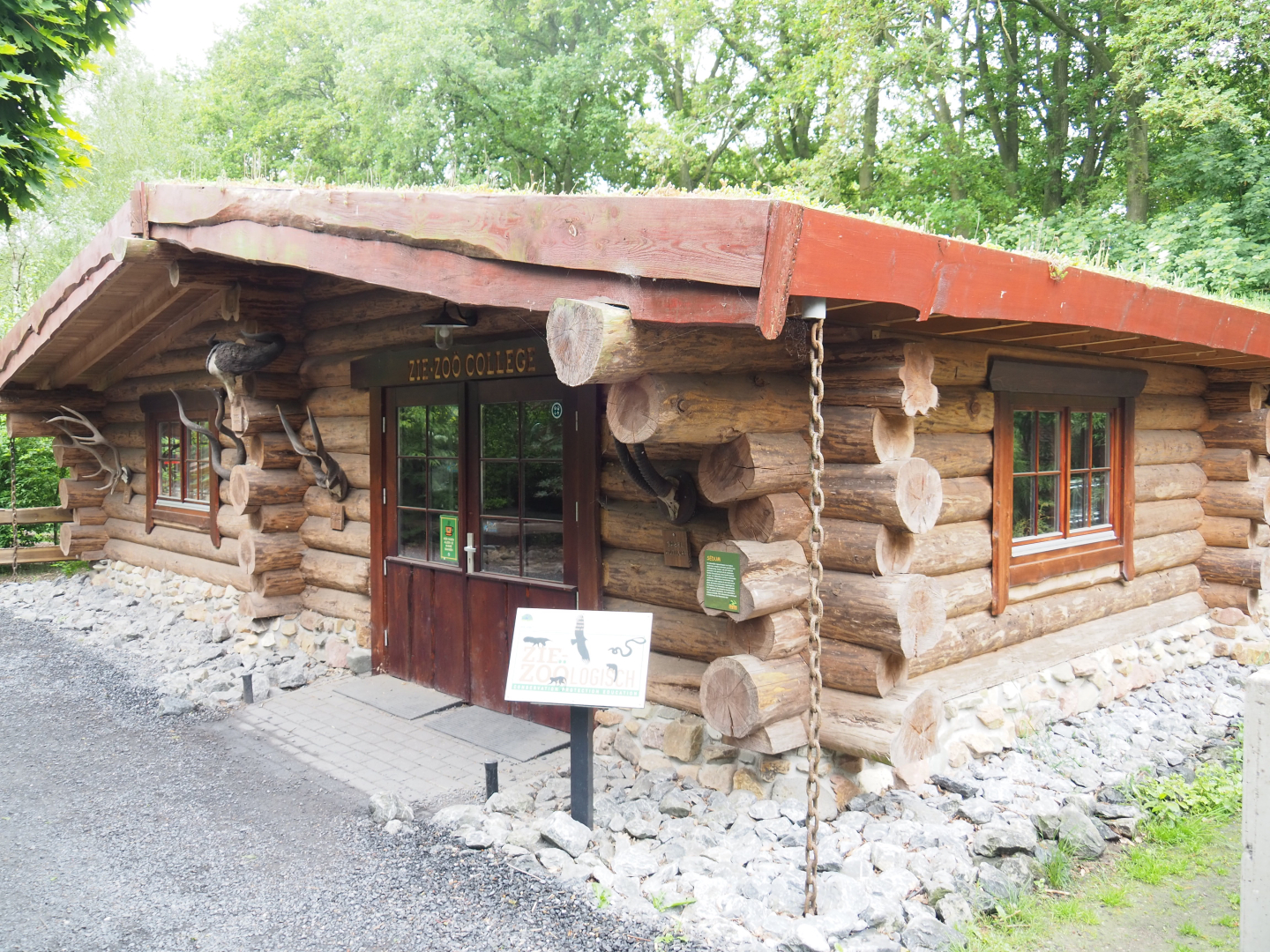 Zie-Zoo College log cabin, 2022-05-17