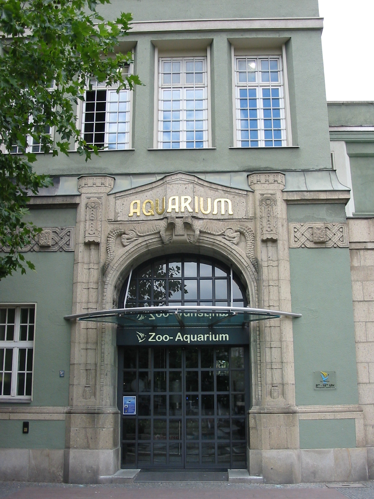 Zoo Berlin 2004 - Entrance to the historic Zoo Aquarium