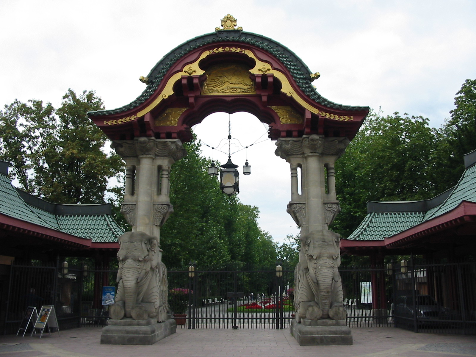 Zoo Berlin 2004 - Main gate seen from the street