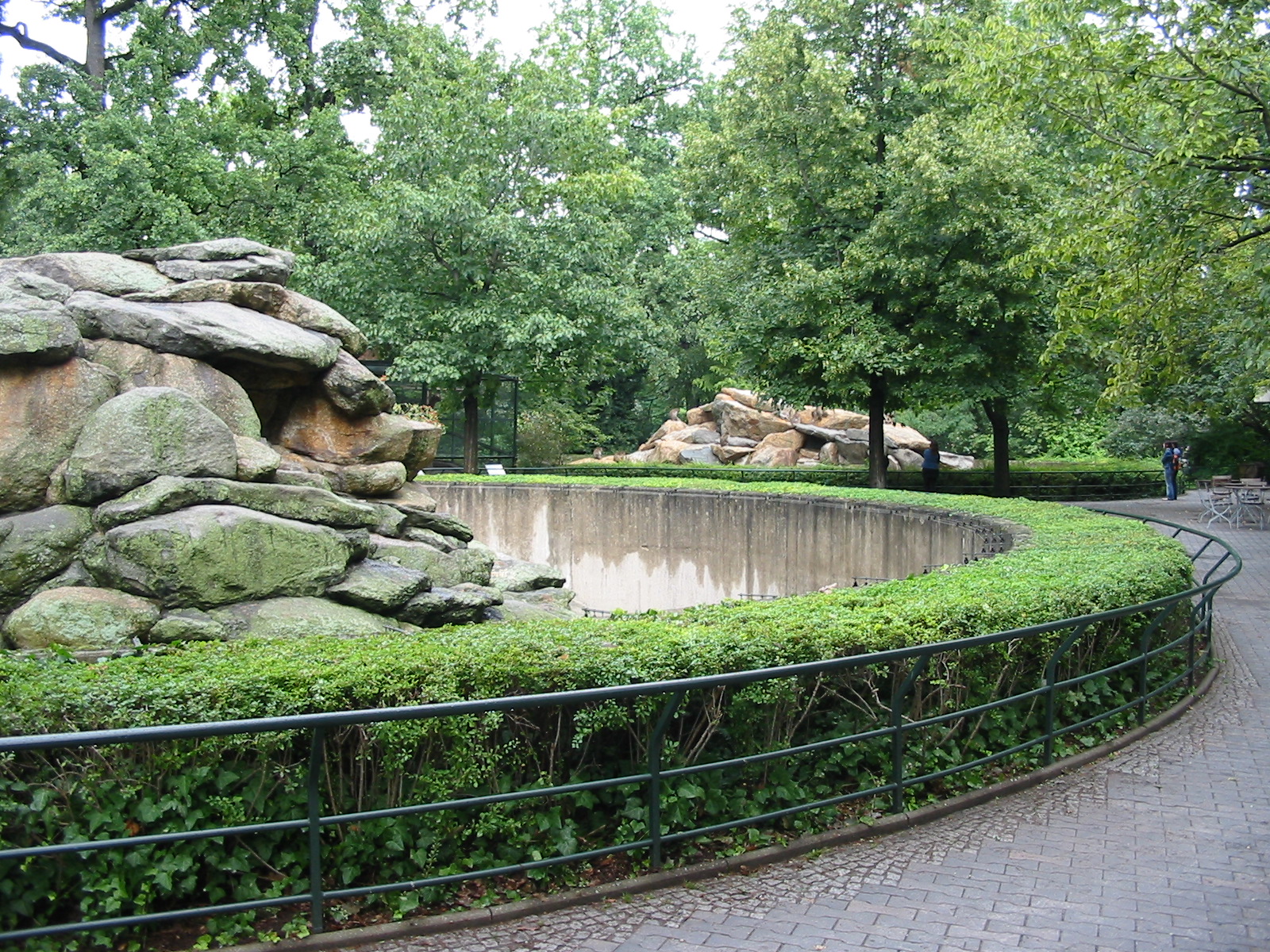 Zoo Berlin 2004 - Monkey grottos