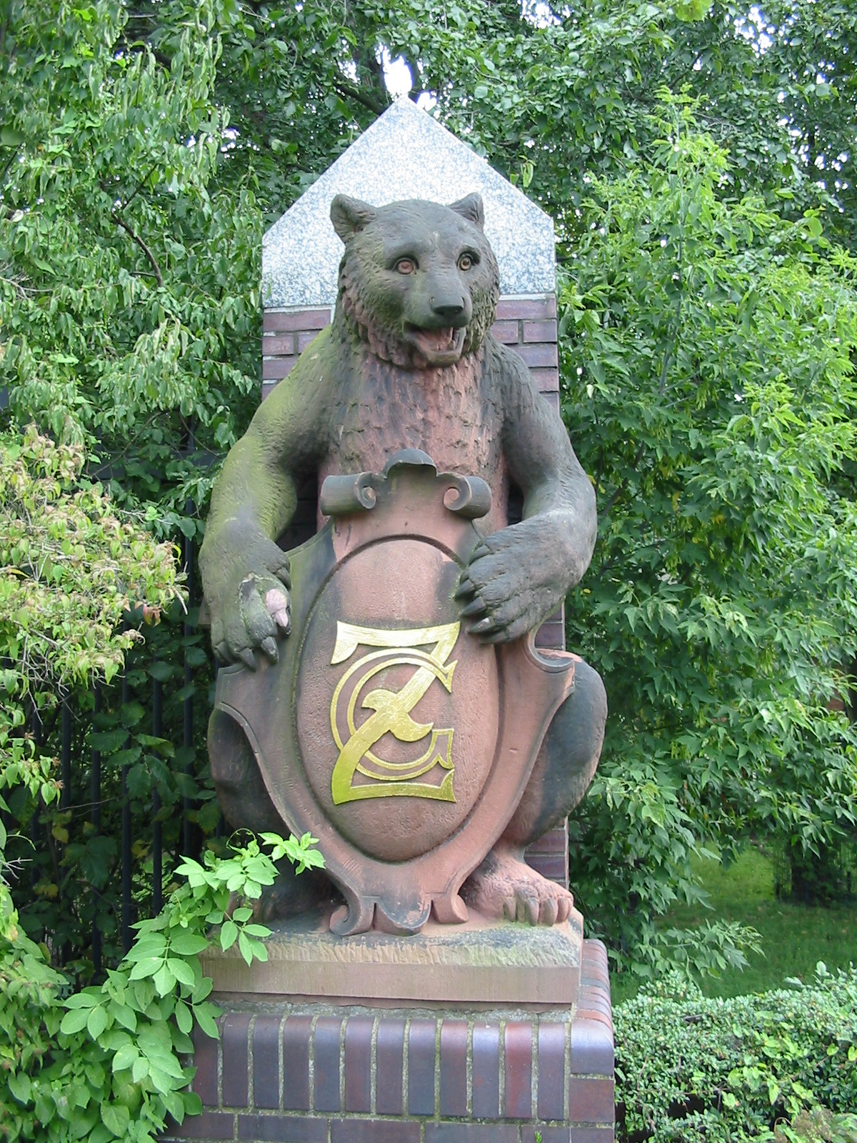 Zoo Berlin 2004 - Statue by the zoo bridge over the canal