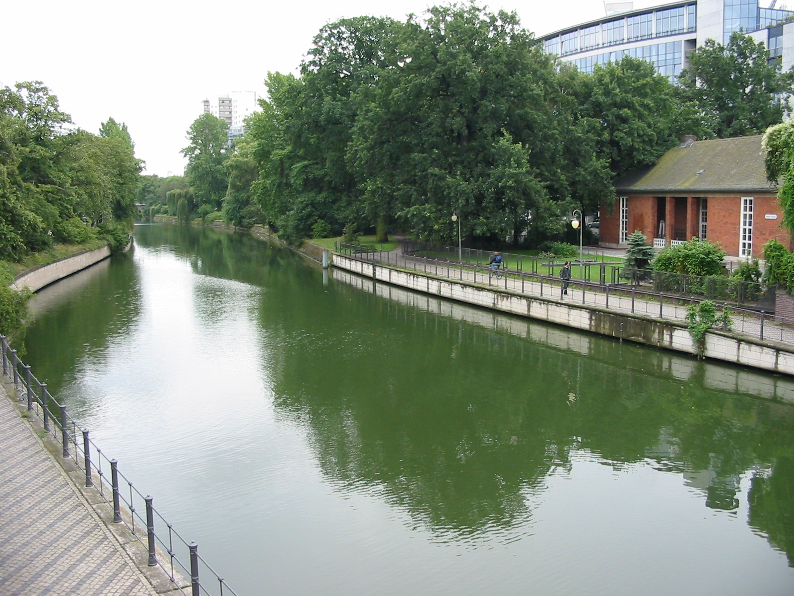 Zoo Berlin 2004 - The canal separating the two parts of the zoo