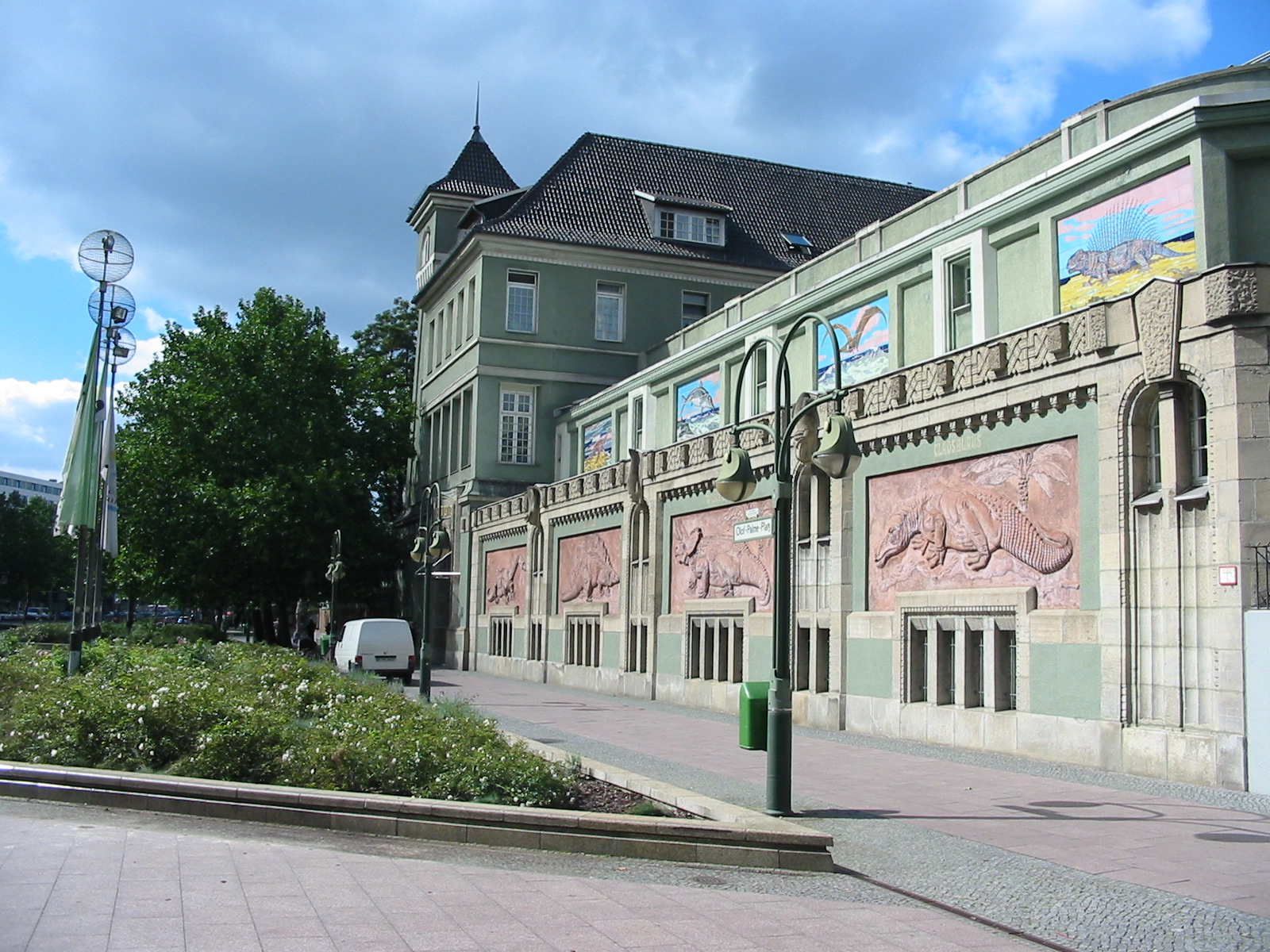 Zoo Berlin 2004 - The historic Zoo Aquarium seen from the street
