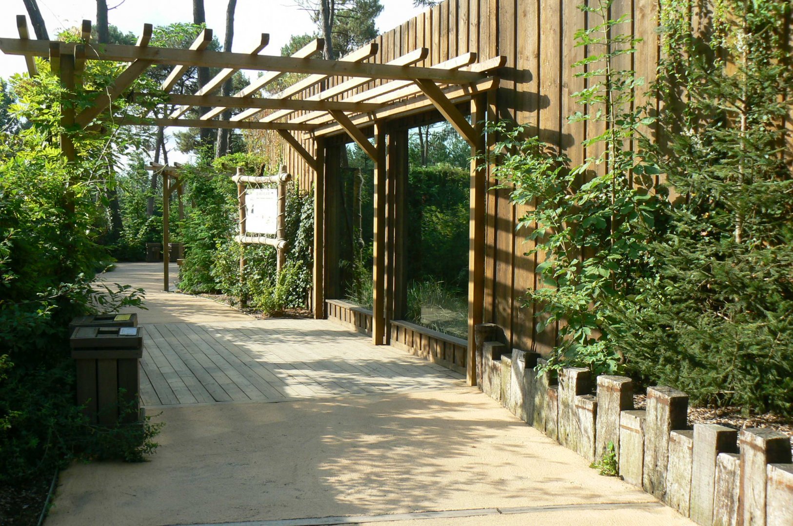 Zoo de la Flèche - Female polar bear enclosure viewing windows
