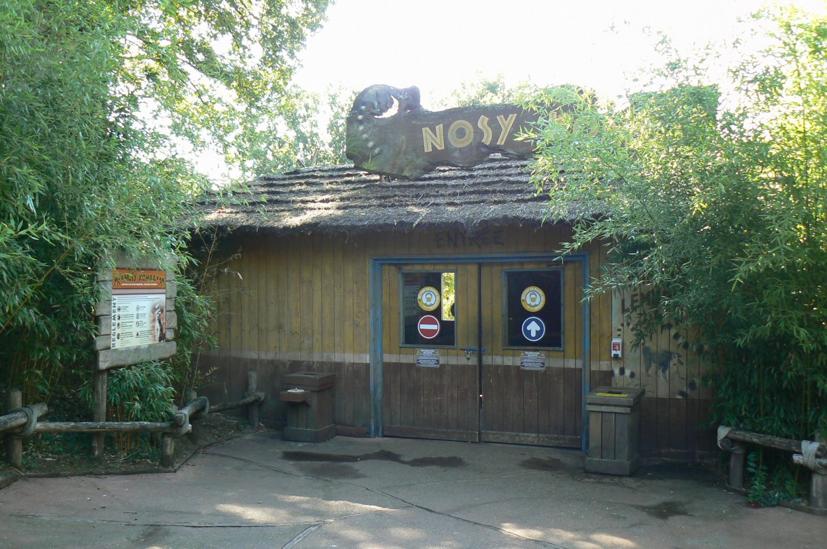 Zoo de la Flèche - Nosy Komba - Lemurs walkthrough exhibit entrance