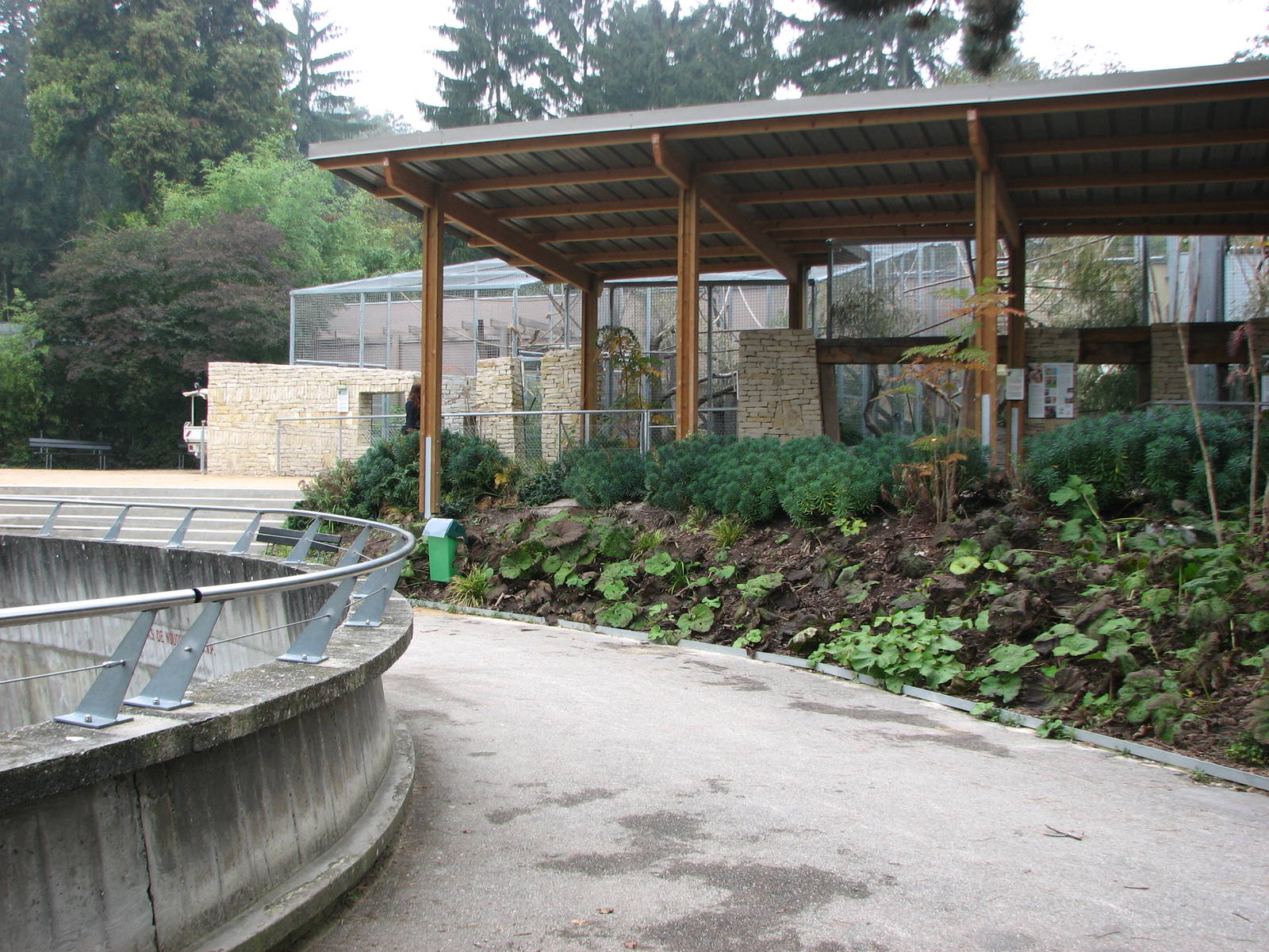 Zoo de Mulhouse 2006 - Outside the Primate House