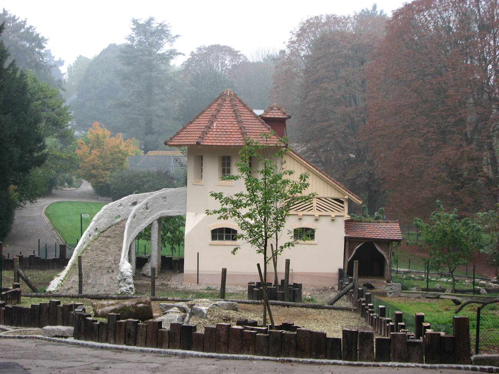 Zoo de Mulhouse 2006 - Petting Zoo building