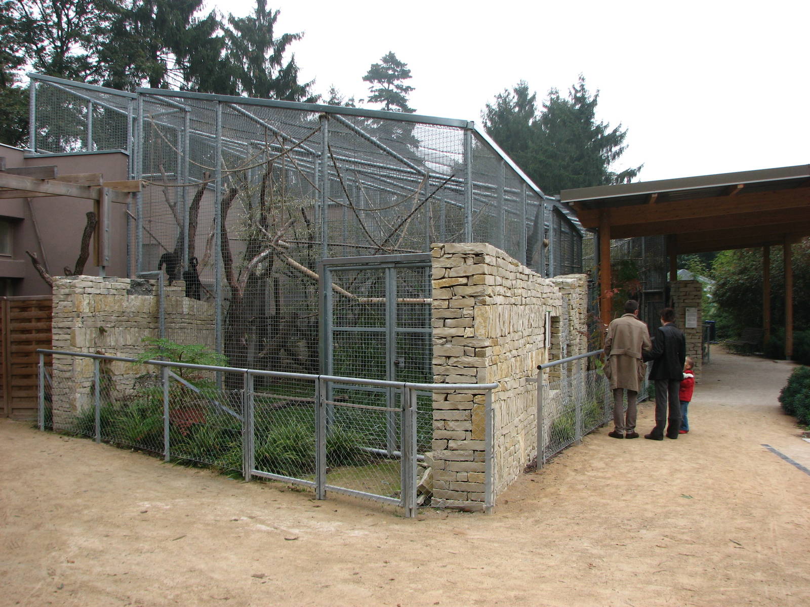 Zoo de Mulhouse 2006 - Spider Monkey enclosure outside the Primate House