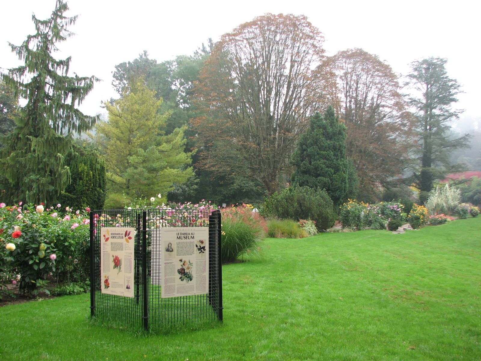 Zoo de Mulhouse 2006 - The beautiful gardens at Mulhouse Zoo