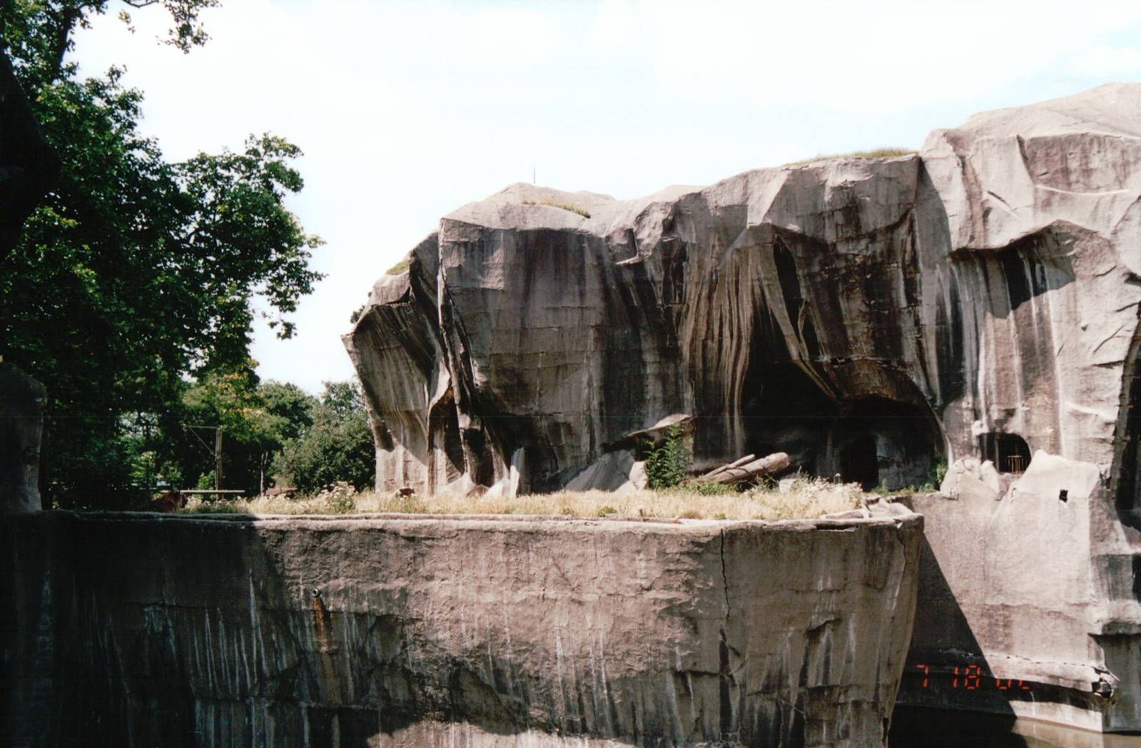 Zoo de Vincennes 2002 - Lion exhibit
