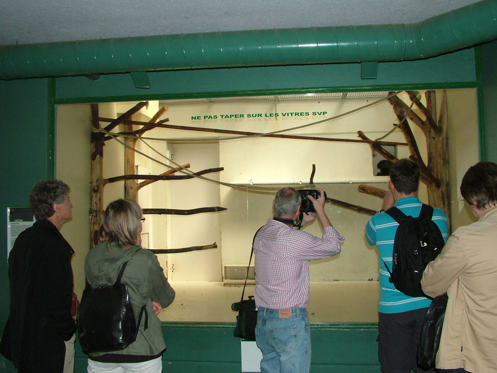 Zoo enthusiasts photographing a saki at Mulhouse 29/08/09