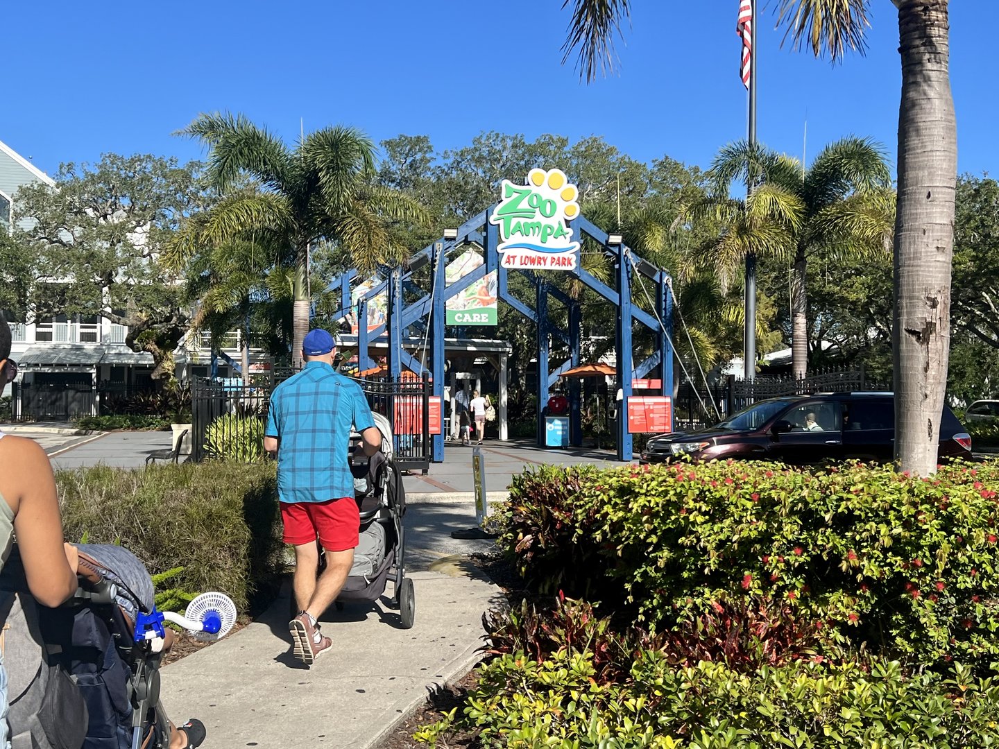Zoo Entrance.  Probably the most crowded zoo I visited during the trip.