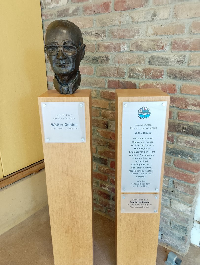 Zoo founder memorial