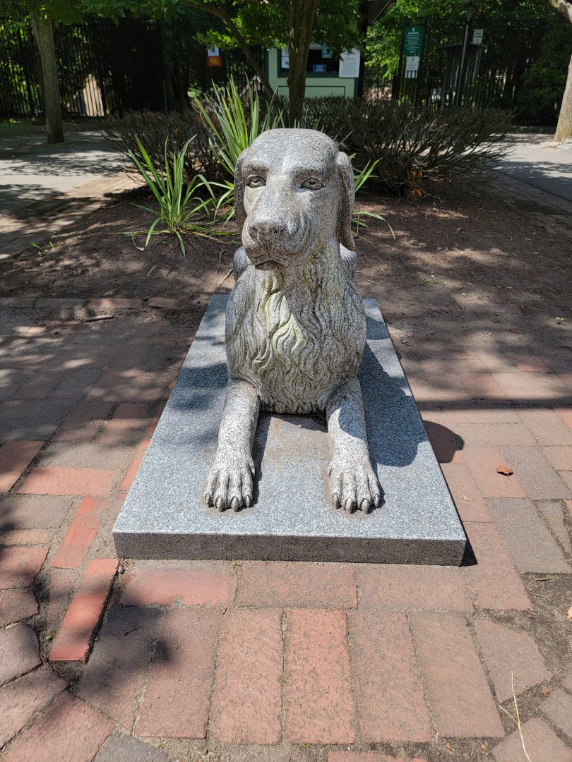 Zoo in Forest Park - Dog statue outside entrance