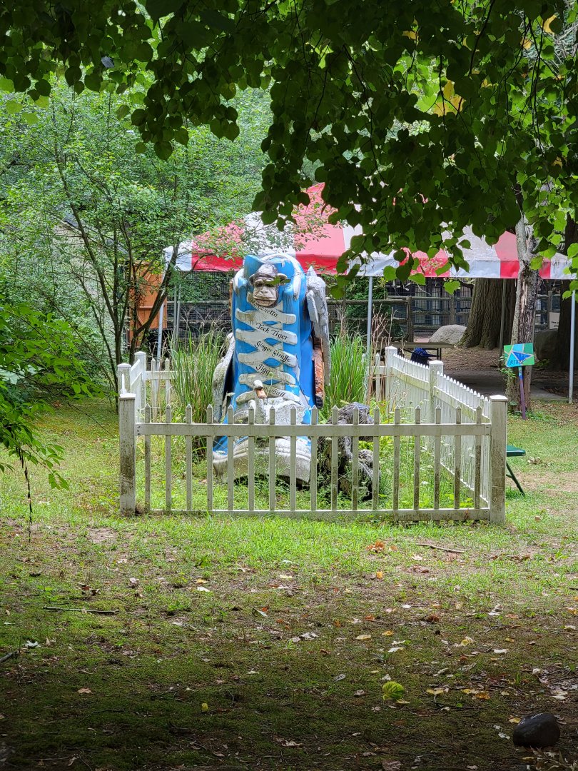 Zoo in Forest Park - Odd statue