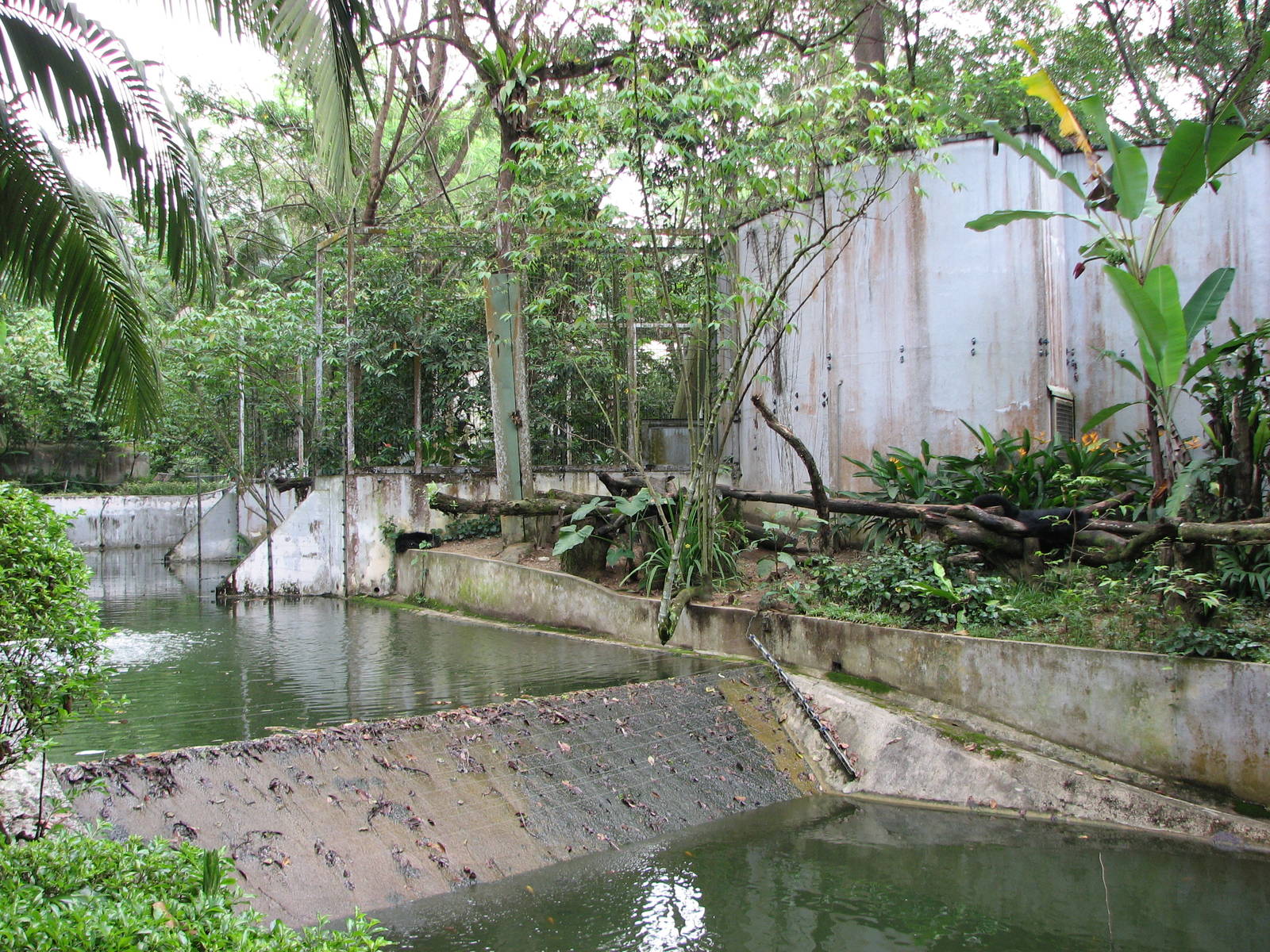 Zoo Negara Malaysia - Exhibit in the circular carnivore complex