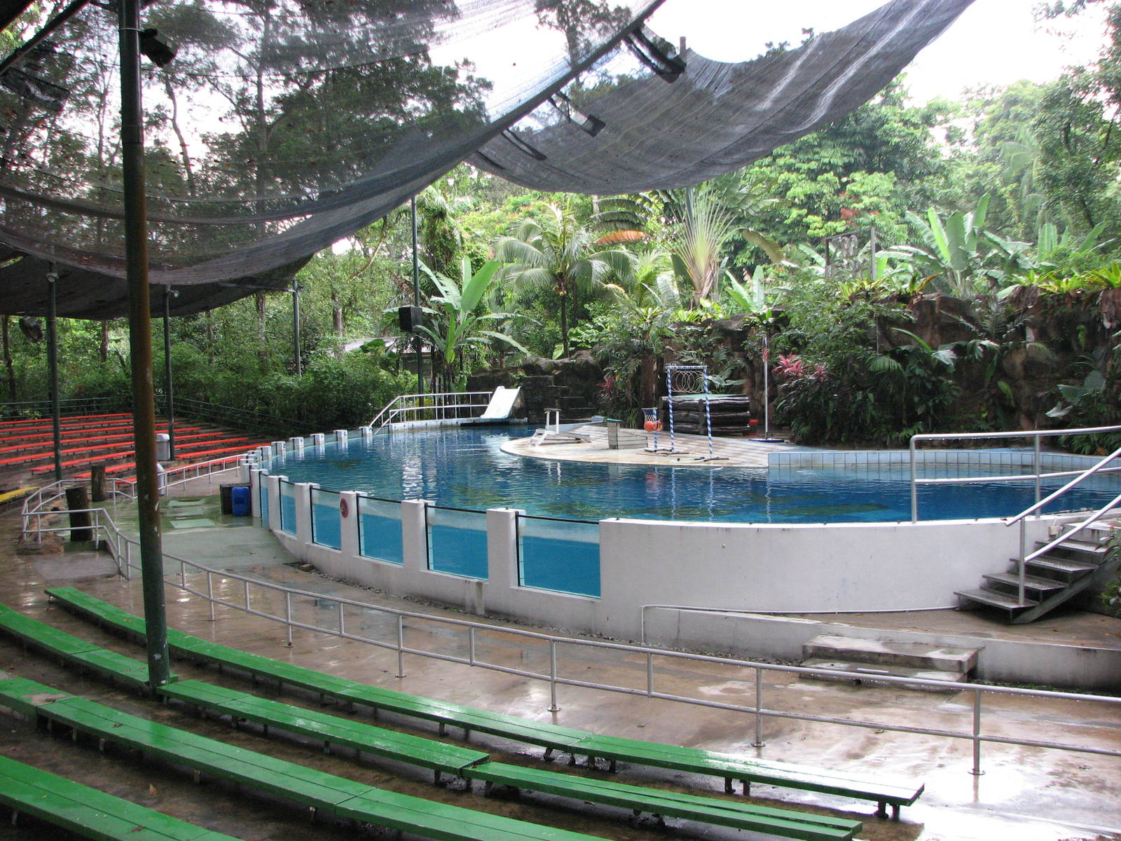 Zoo Negara Malaysia - Multi-animal show stage and pool