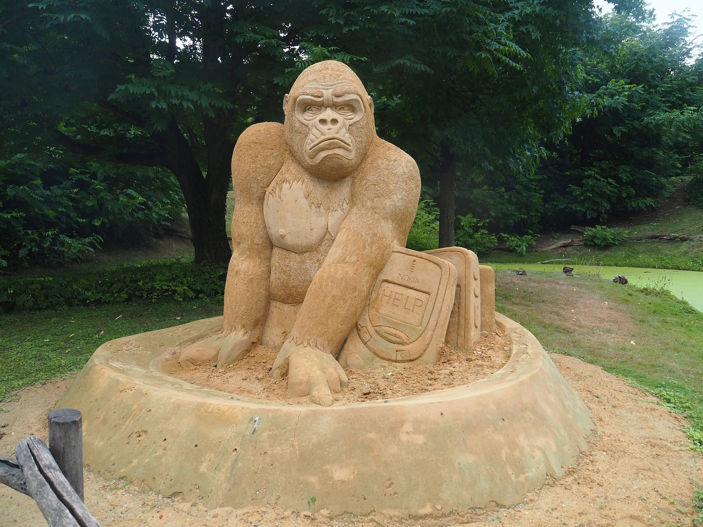 "Zoo of Sand" event - Gorilla sand sculpture, 2022-08-20