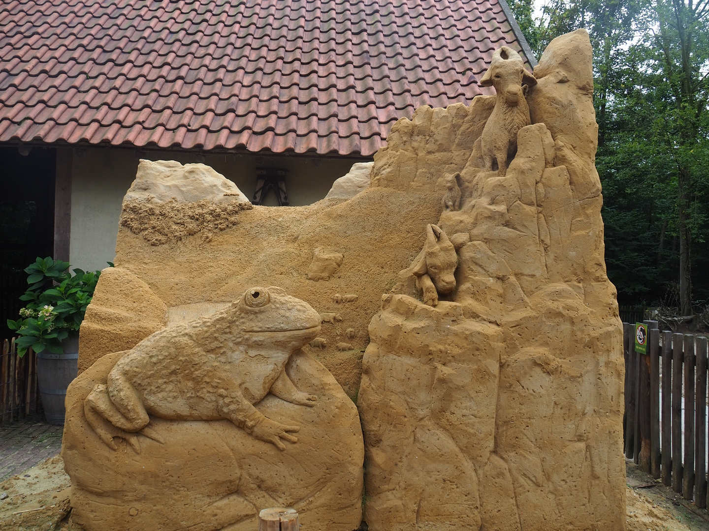 "Zoo of Sand" event - Yellow-bellied toad and goats sand sculpture, 2022-08-20