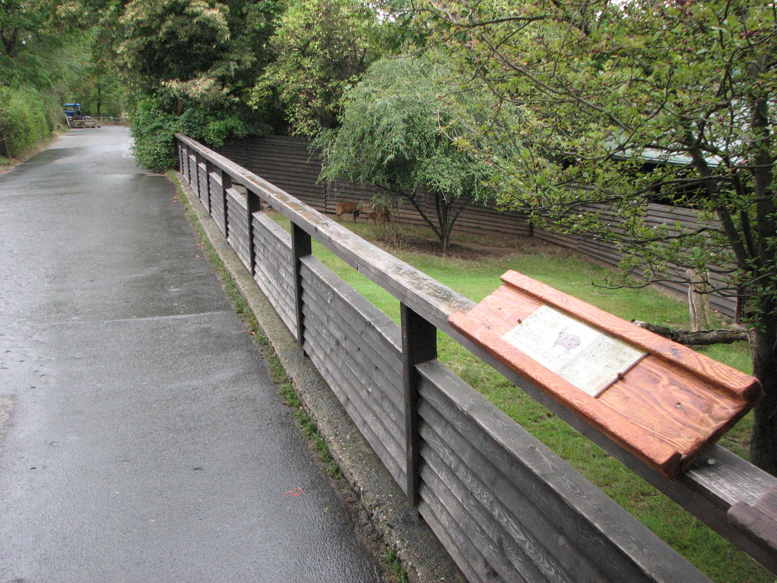 Zoo Praha - Exhibit perimeter and pathway