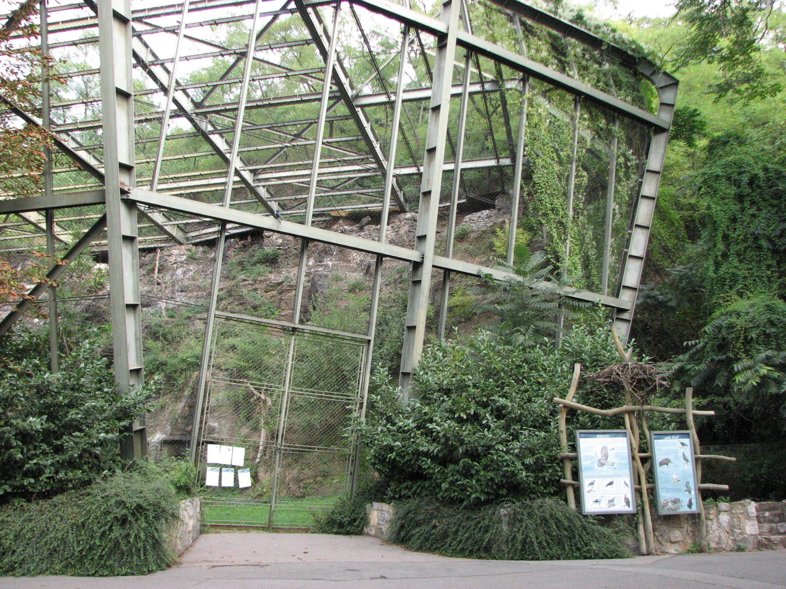 Zoo Praha - Large vulture aviary