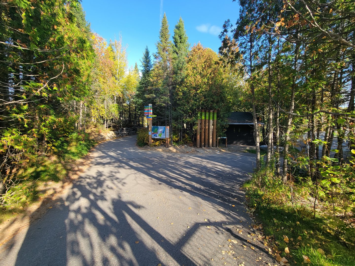 Zoo Sauvage 10/22 -  Path split, Laurentian Forest on the right, left to geladas