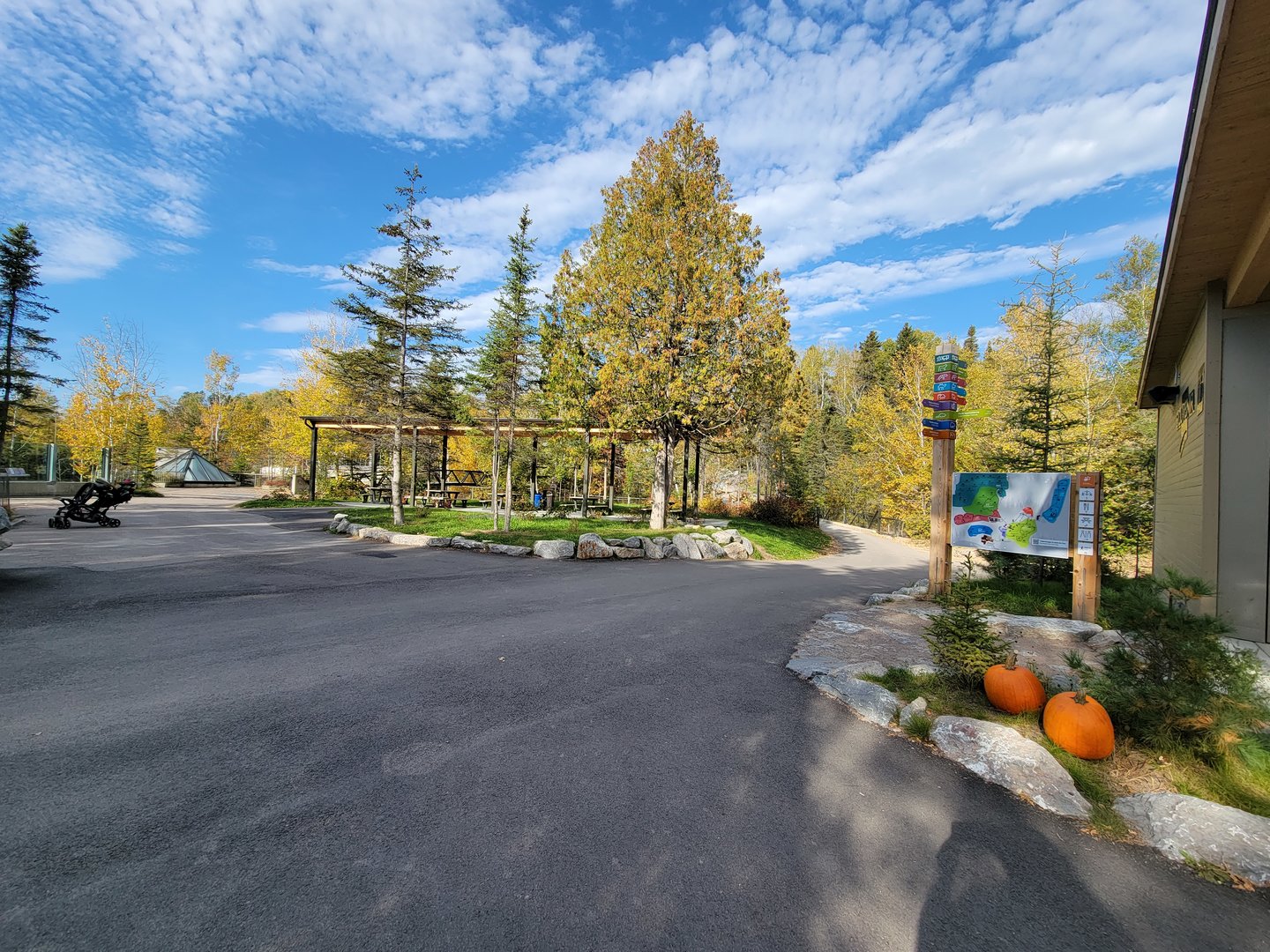 Zoo Sauvage 10/22 -  Sitting area by Laurentian Forest gift shop