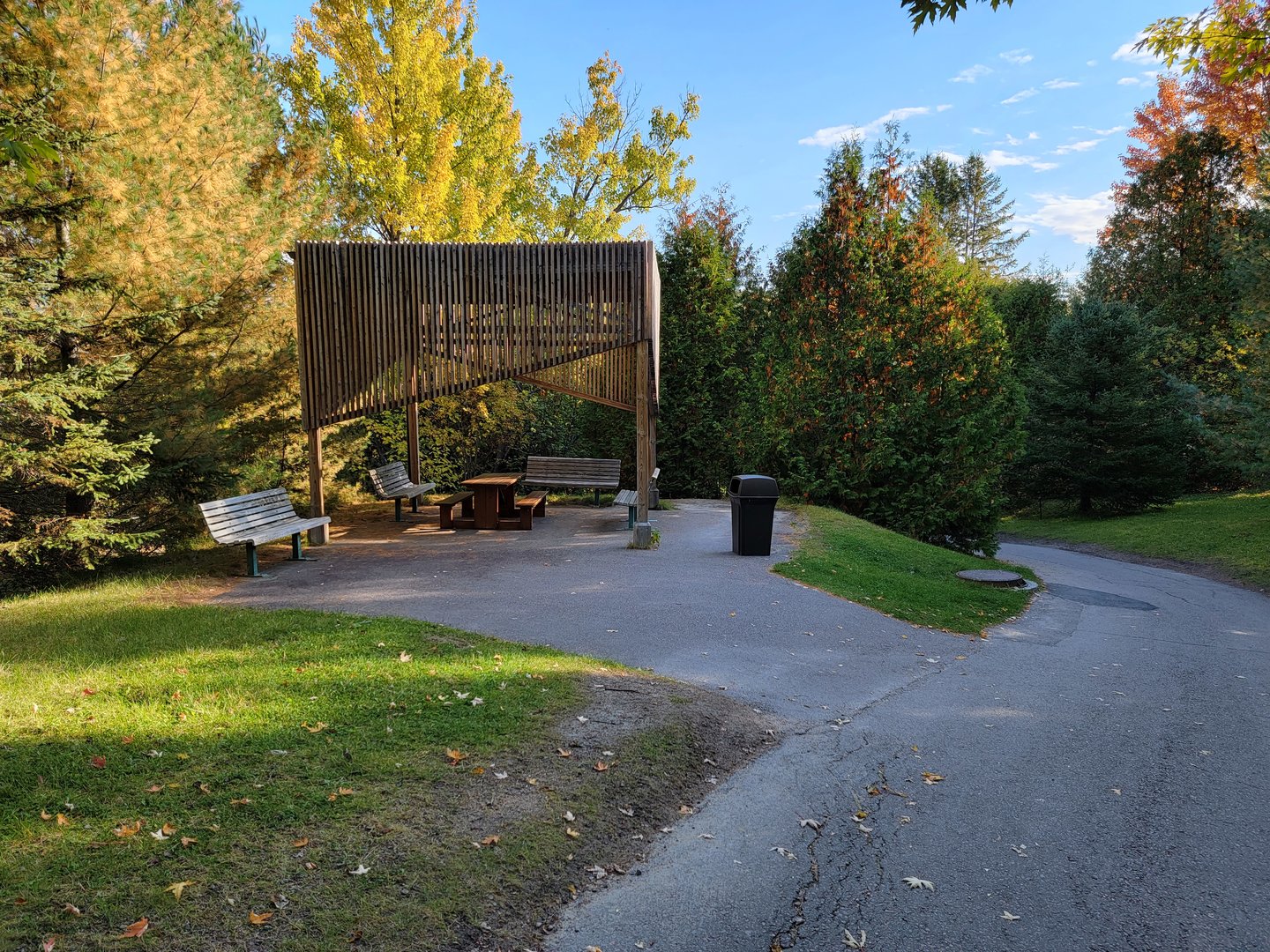 Zoo Sauvage 10/22 - Sitting on the way to Laurentian Forest