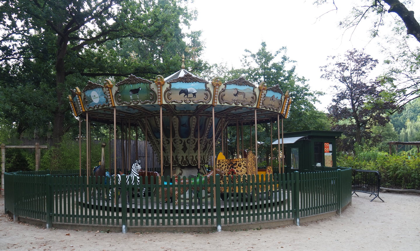 Zoo-themed carousel, 2020-08-15