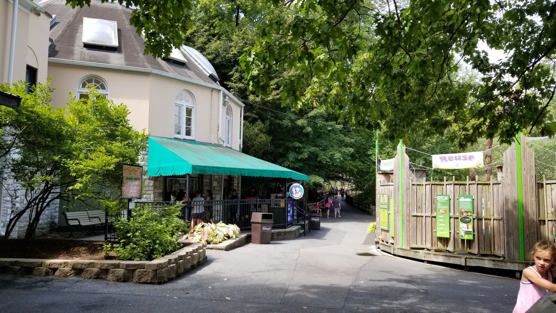 ZooAmerica - eating area