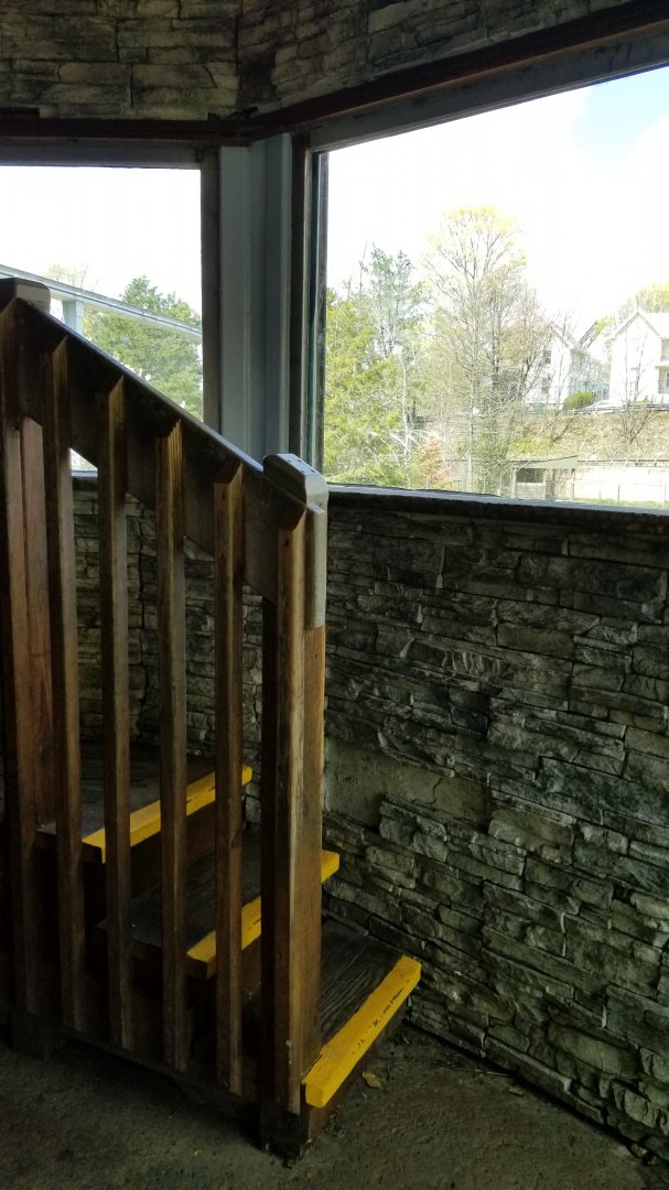 ZooAmerica - Extremely narrow viewing platform for black bears