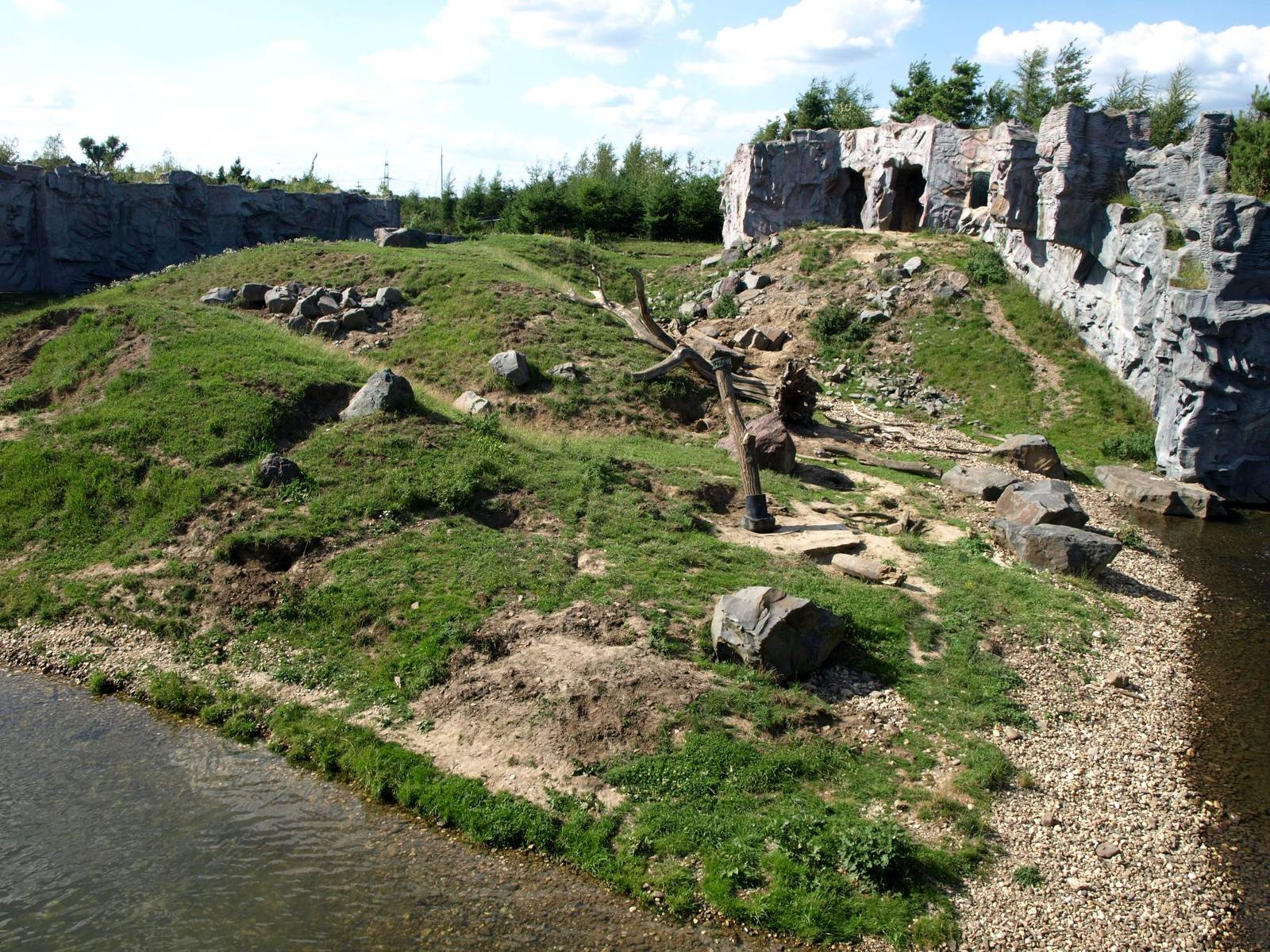 ZOOM - Kamchatka bear exhibit