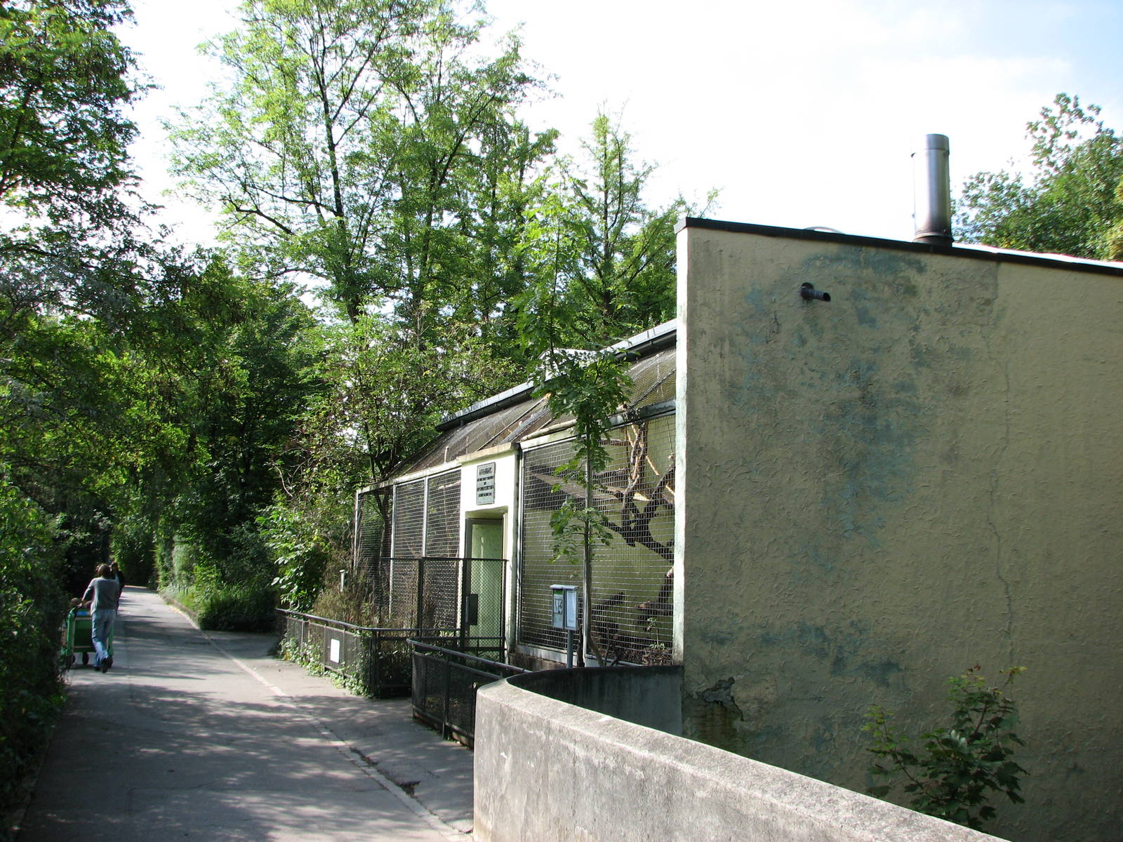 Zürich Zoo 2006 - Old Monkey House from the right