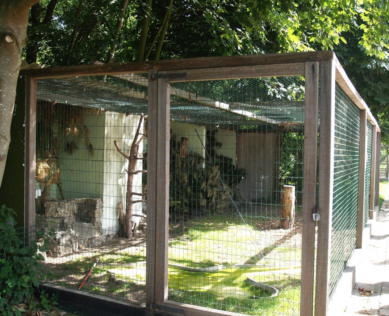 Zwin Bird Park (Now closed and demolished) - Eurasian eagle owl aviary, 2006-07-14