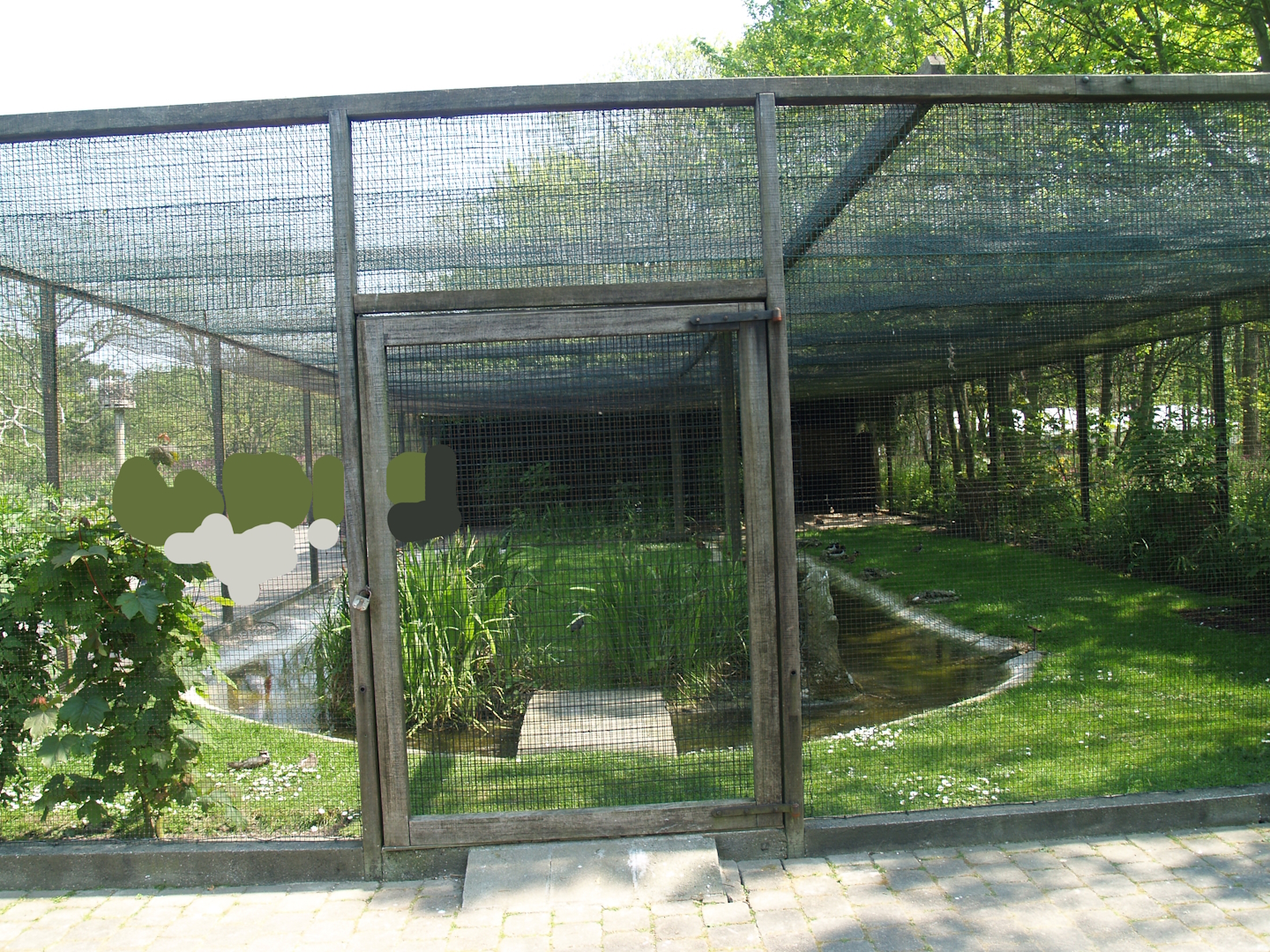 Zwin Bird Park (Now closed and demolished) - Eurasian oystercatcher and Northern lapwing aviary, 2007-04-22